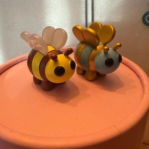 ROBLOX Adopt ME ! Queen Bee RARE !Set of 2